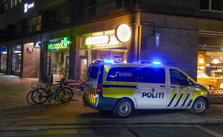 Mann på frifot etter å ha truet med å drepe apotekansatt i sentrum: – Tok seg med makt bak kassen