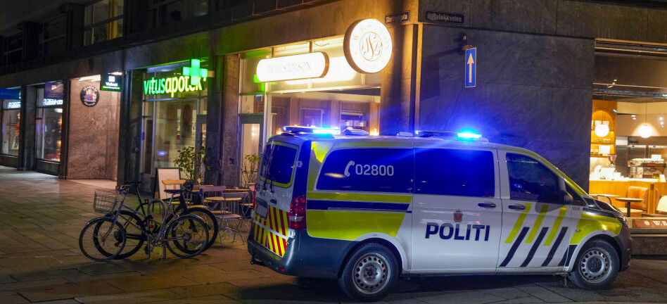 Mann på frifot etter å ha truet med å drepe apotekansatt i sentrum: – Tok seg med makt bak kassen