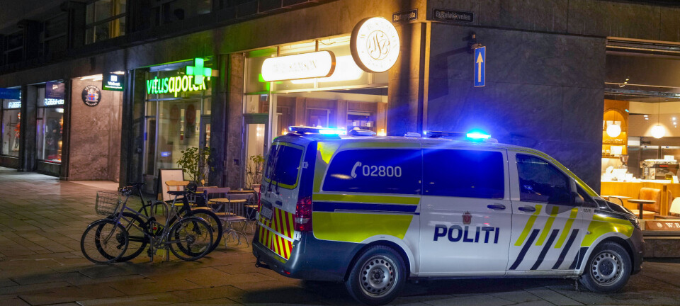 Mann på frifot etter å ha truet med å drepe apotekansatt i sentrum: – Tok seg med makt bak kassen