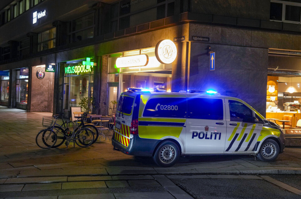 Mann på frifot etter å ha truet med å drepe apotekansatt i sentrum: – Tok seg med makt bak kassen