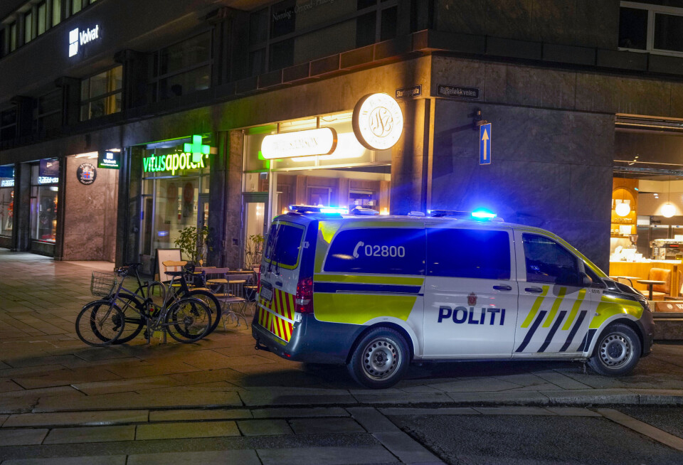 Mann på frifot etter å ha truet med å drepe apotekansatt i sentrum: – Tok seg med makt bak kassen