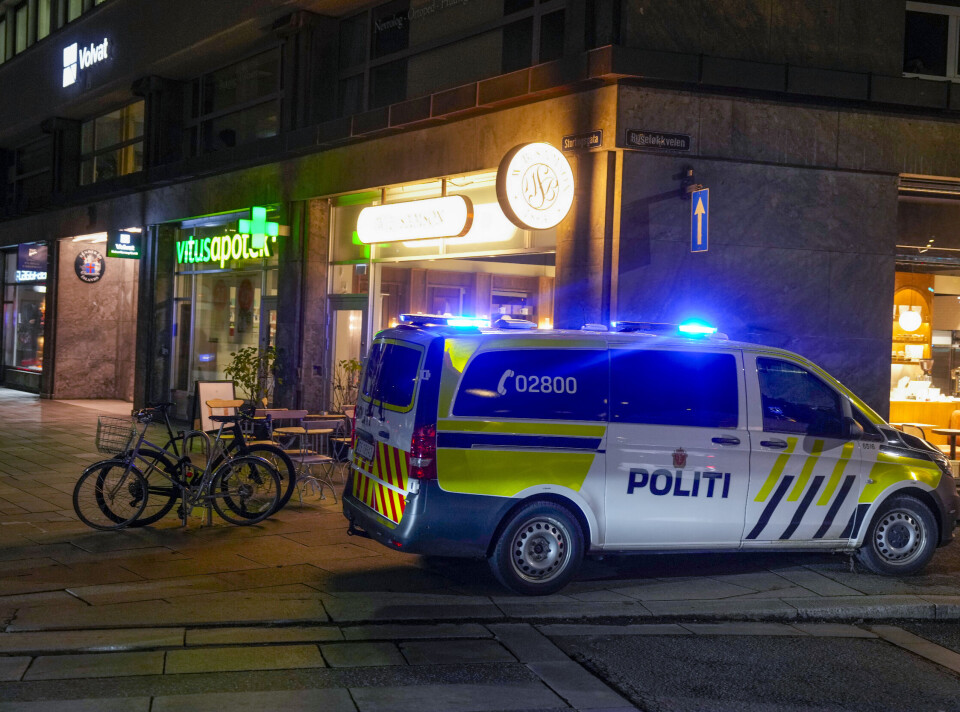 Mann på frifot etter å ha truet med å drepe apotekansatt i sentrum: – Tok seg med makt bak kassen