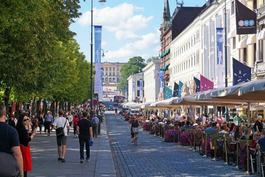 Når folk skal handle i byen, gjør de det helst på Karl Johan. Foto: VisitOSLO / Tord Baklund