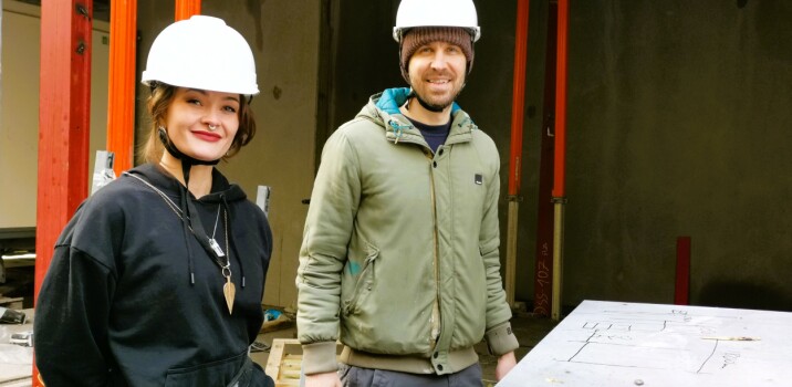 Det kjente veggmaleriet lå i en stabel på et anleggsområde ved Dælenenga. Her berger James (39) og Tanya (33) det