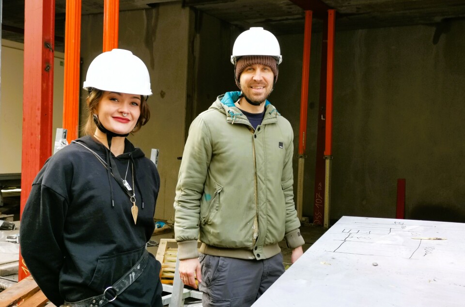 Det kjente veggmaleriet lå i en stabel på et anleggsområde ved Dælenenga. Her berger James (39) og Tanya (33) det