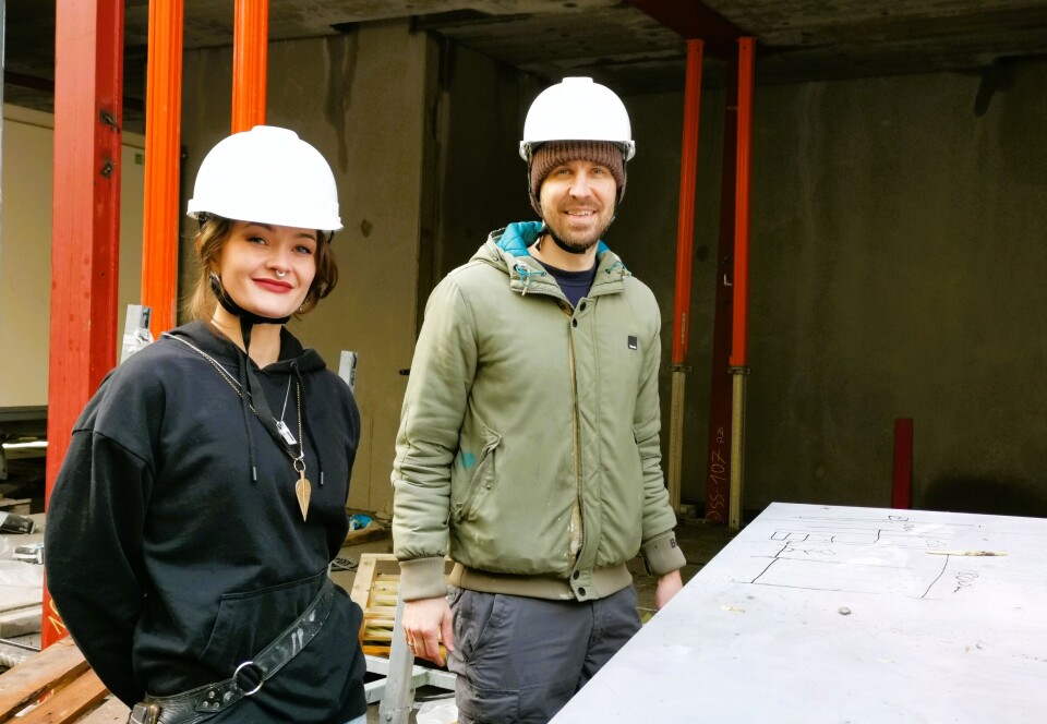 Det kjente veggmaleriet lå i en stabel på et anleggsområde ved Dælenenga. Her berger James (39) og Tanya (33) det