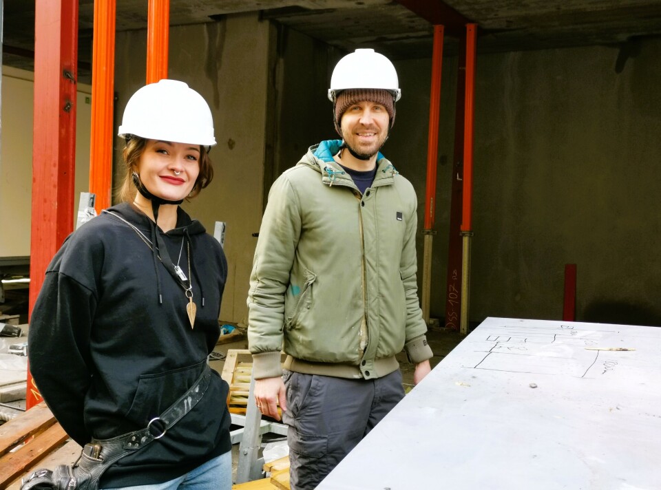 Det kjente veggmaleriet lå i en stabel på et anleggsområde ved Dælenenga. Her berger James (39) og Tanya (33) det