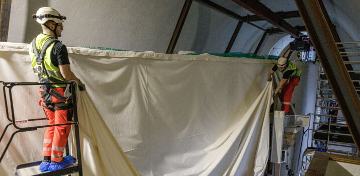 Dekket til med hvit duk før nervepirrende prosess på Bygdøy