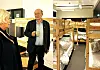 Besøkte nedleggingstruet overnattingstilbud for bostedsløse: Odd Einar Dørum (V) i samtale med Astrid Solberg (til v.) i Oslo Røde Kors.