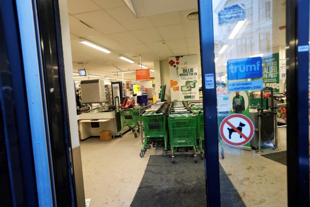 Selv satt 20-åringen våkent, men uttrykksløst og fulgte med på opptakene. De er hentet fra overvåkingskameraene i Kiwi-butikken i Møllergata. Foto: Terje Bendiksby / NTB scanpix Selv satt 20-åringen våkent, men uttrykksløst og fulgte med på opptakene. De er hentet fra overvåkingskameraene i Kiwi-butikken i Møllergata. Foto: Terje Bendiksby / NTB scanpix