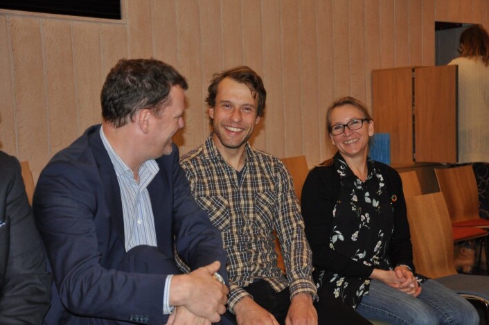 — Når det gjelder sykkelveier er jo vi i MDG ganske forutsigbare og lette å ha med å gjøre, ler MDGs Adam Tumidajewicz og partifellen Marina Heyerdahl (MDG) mens Høyres BU-leder Jens Jørgen Lie (til v.) trekker på smilebåndet. Foto: Arnsten Linstad — Når det gjelder sykkelveier er jo vi i MDG ganske forutsigbare og lette å ha med å gjøre, ler MDGs Adam Tumidajewicz og partifellen Marina Heyerdahl (MDG) mens Høyres BU-leder Jens Jørgen Lie (til v.) trekker på smilebåndet. Foto: Arnsten Linstad