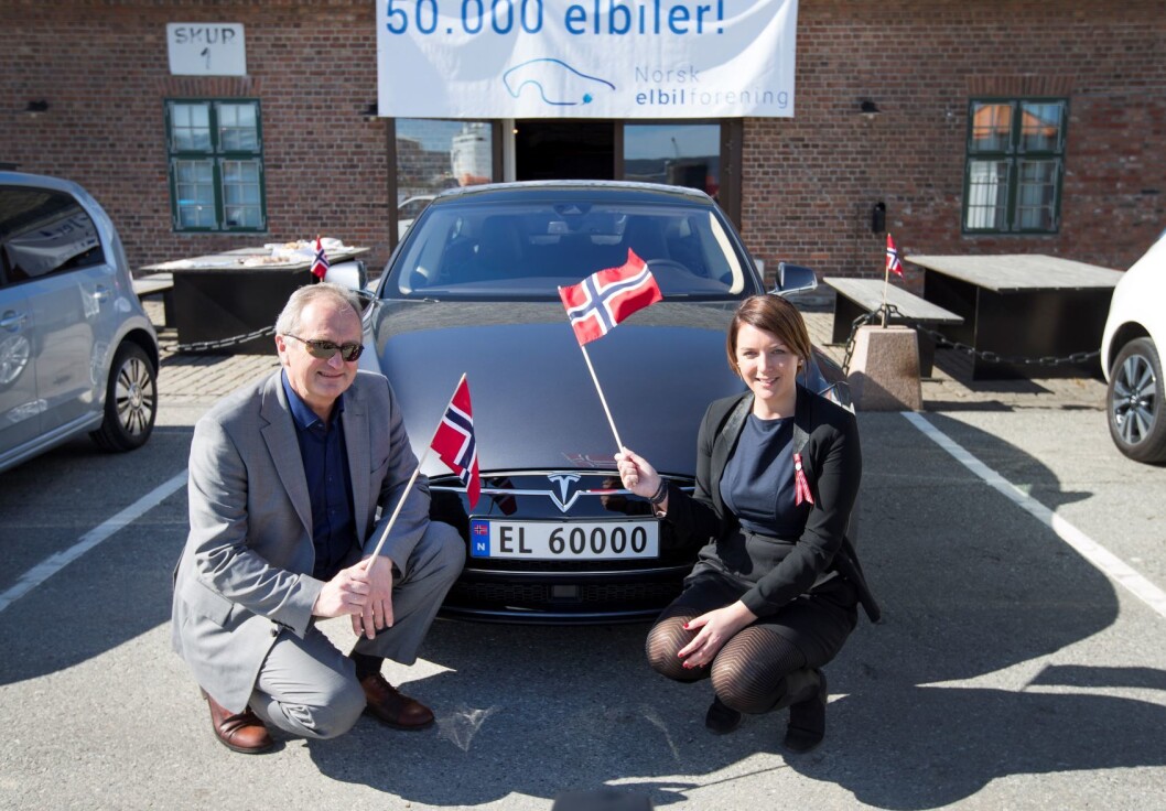 Norsk elbilforening markerte elbil nr. 50.000. På bildet fra v. Einar Olsen (Havnedirektør i Drammen) og Christina Bu (Generalsekretær) i elbilforeningen med Elbil med nummerskilt EL60000 Foto: Gorm Kallestad / NTB scanpix Norsk elbilforening markerte elbil nr. 50.000. På bildet fra v. Einar Olsen (Havnedirektør i Drammen) og Christina Bu (Generalsekretær) i elbilforeningen med Elbil med nummerskilt EL60000 Foto: Gorm Kallestad / NTB scanpix
