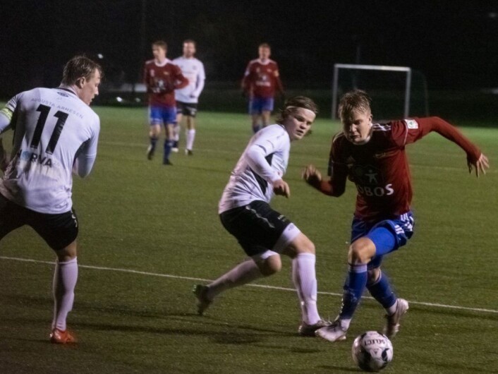 Simen Hestnes gjorde tre mål og ble kampens toppskårer. Her passerer han Nesoddens Oscar Halvorsen og Jacob Bjørndal Foto: Bjørnar Morønning Simen Hestnes gjorde tre mål og ble kampens toppskårer. Her passerer han Nesoddens Oscar Halvorsen og Jacob Bjørndal Foto: Bjørnar Morønning