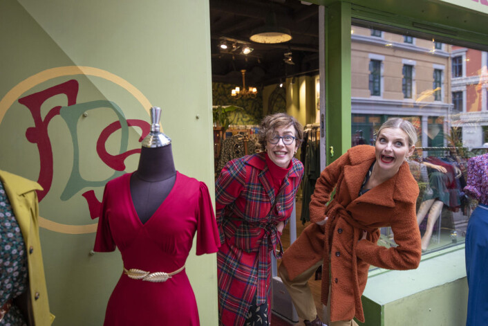 Livet er for kort til å ikke gå i fargerike plagg, mener Ellen Marie Garåsen og Elise Dingstad. Foto: Olav Helland Livet er for kort til å ikke gå i fargerike plagg, mener Ellen Marie Garåsen og Elise Dingstad. Foto: Olav Helland