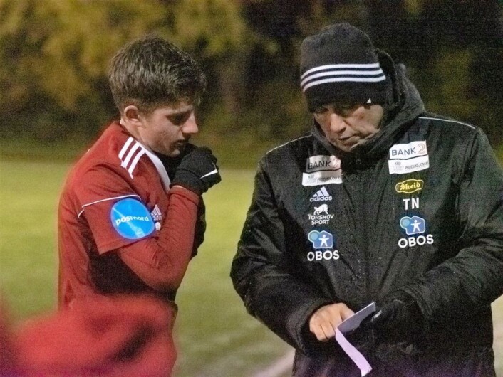 Tom Nordli forklarer hvordan han vil at junioren Sander Brauer Ersoy skal spille. Foto: Bjørnar Morønning Tom Nordli forklarer hvordan han vil at junioren Sander Brauer Ersoy skal spille. Foto: Bjørnar Morønning