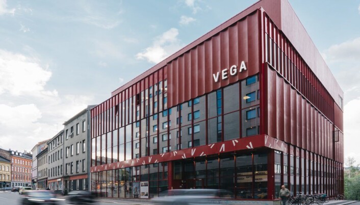 Vegg i vegg med Hausmania ligger det ganske så nye Vega Scene. For å "rydde opp" plassen bak bygget, fjernet eiendoms- og byfornyelsesetaten like gjerne alle plantene som var der utenom et par solsikker. Vegg i vegg med Hausmania ligger det ganske så nye Vega Scene. For å "rydde opp" plassen bak bygget, fjernet eiendoms- og byfornyelsesetaten like gjerne alle plantene som var der utenom et par solsikker.