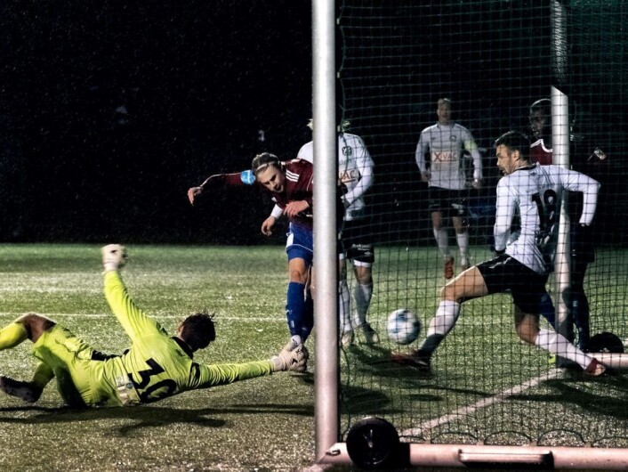 Førsteårs junior Abel W. Stensrud drømmer om en plass på A-laget. Da er det bare å fortsette og gjøre slik, lage mål. Foto: Bjørnar Morønning Førsteårs junior Abel W. Stensrud drømmer om en plass på A-laget. Da er det bare å fortsette og gjøre slik, lage mål. Foto: Bjørnar Morønning