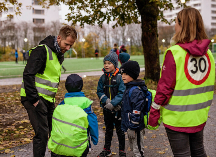 Rektor Are Enger på Grefsen skole i prat med Martinus Ringsby, Ludvig Ombustvedt Heen og Edvard Tveit-Schjerven, alle fra klasse 2b. Foto: Paal Ritter Schjerven Rektor Are Enger på Grefsen skole i prat med Martinus Ringsby, Ludvig Ombustvedt Heen og Edvard Tveit-Schjerven, alle fra klasse 2b. Foto: Paal Ritter Schjerven