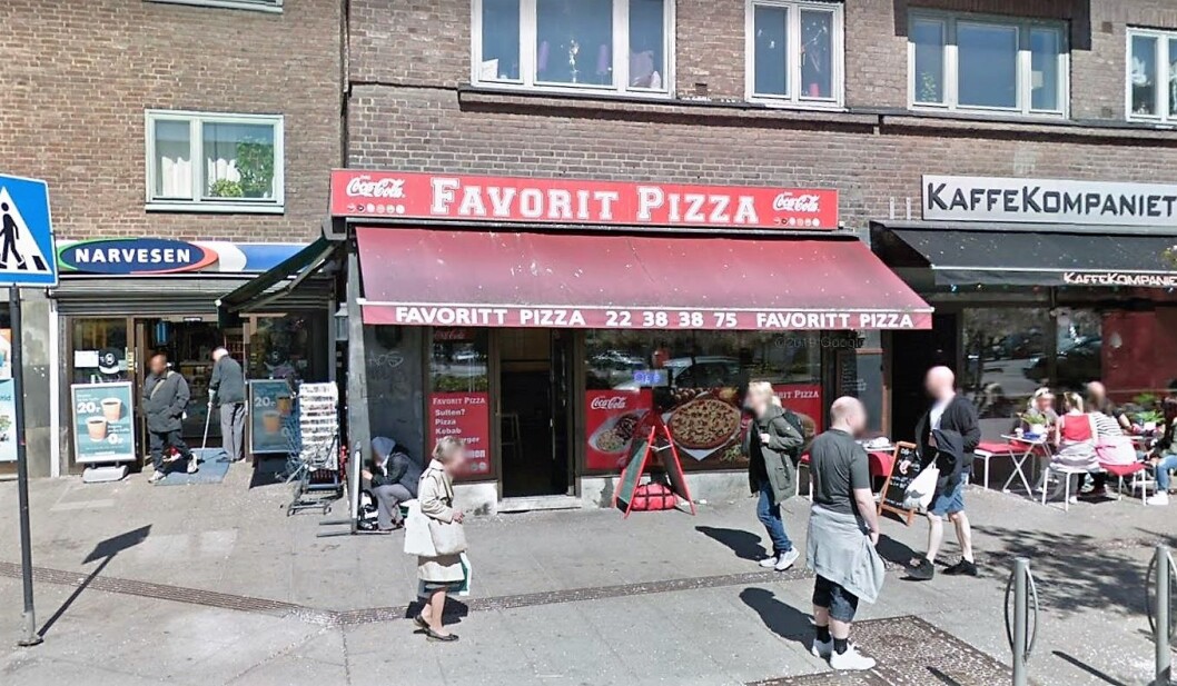 Vinduer i restauranten ble knust av maskerte personer som brukte en hammer. Foto: Google Maps Vinduer i restauranten ble knust av maskerte personer som brukte en hammer. Foto: Google Maps