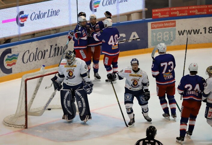 Daniel Sørvik (i midten bak) gratuleres etter at han førte Vålerenga i ledelsen. Foto: André Kjernsli Daniel Sørvik (i midten bak) gratuleres etter at han førte Vålerenga i ledelsen. Foto: André Kjernsli