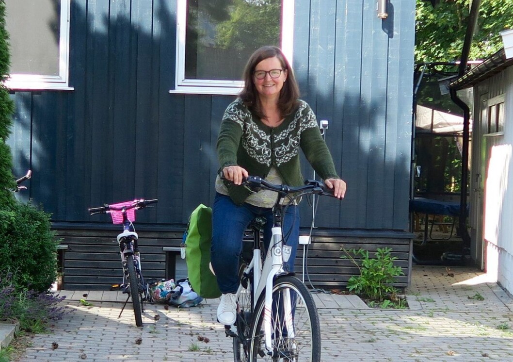� Nå er jeg klar for en ny vinter, i vanlige klær, i sakte fart langs Kirkeveien, sier Ann Myhre. Hun er sykepleier, sykler i jobben og kaller seg saktesyklist. Foto: Privat � Nå er jeg klar for en ny vinter, i vanlige klær, i sakte fart langs Kirkeveien, sier Ann Myhre. Hun er sykepleier, sykler i jobben og kaller seg saktesyklist. Foto: Privat