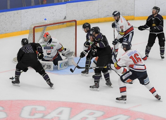 Grüner-gutta var nærme en bombe mot Lillehammer, men sliter med å avgjøre kamper. Her er det Jesper Örvall som er nære på. Foto: Christian Boger Grüner-gutta var nærme en bombe mot Lillehammer, men sliter med å avgjøre kamper. Her er det Jesper Örvall som er nære på. Foto: Christian Boger