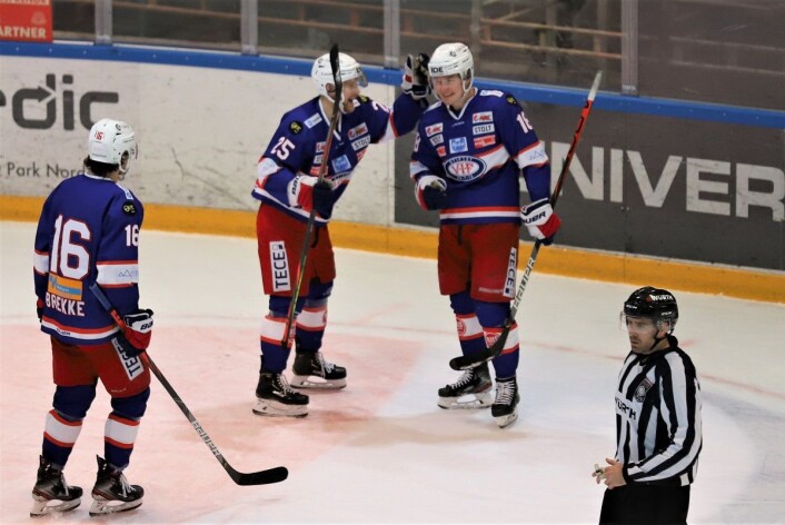 Thomas Olsen har akkurat satt pucken i tomt mål, og VIF vinner nok engang i Furuset Forum. Foto: André Kjernsli Thomas Olsen har akkurat satt pucken i tomt mål, og VIF vinner nok engang i Furuset Forum. Foto: André Kjernsli