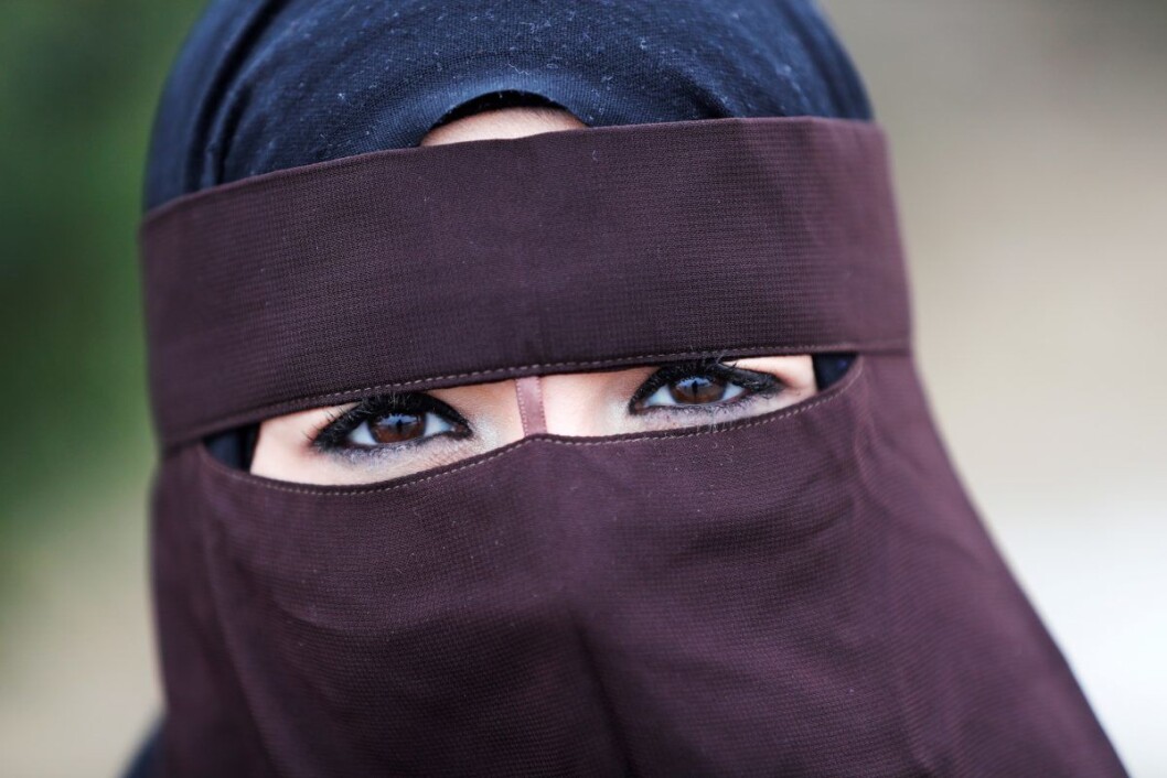 Bildet viser en kvinne med nikab i Oslo sentrum. � Vi må inkludere alle. Bare fordi noe er ukjent skal man bare stenge det ute, sier fylkesstyremedlem Ingvild Halderaker Husby i Oslo KrFU. Foto: Lise Åserud / NTB scanpix
Bildet viser en kvinne med nikab i Oslo sentrum. � Vi må inkludere alle. Bare fordi noe er ukjent skal man bare stenge det ute, sier fylkesstyremedlem Ingvild Halderaker Husby i Oslo KrFU. Foto: Lise Åserud / NTB scanpix