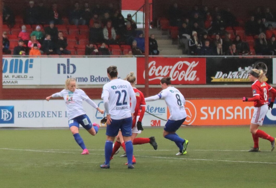 Vålerengas Victoria Ludvigsen fyrer løs og blir matchvinner i bortekampen mot Fart. Foto: Kjetil Hope Vålerengas Victoria Ludvigsen fyrer løs og blir matchvinner i bortekampen mot Fart. Foto: Kjetil Hope