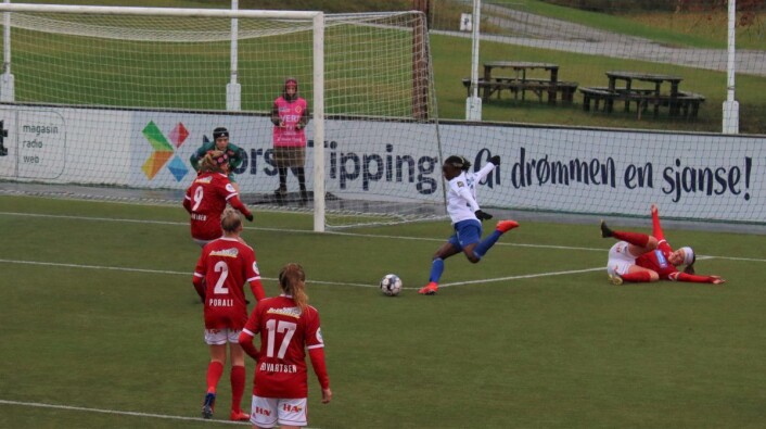 Vålerengas Ajara Njoya prlver seg mot Farts keeper. Men det ble med 1-0 til VIF over hedmarkslaget. Foto: Kjetil Hope Vålerengas Ajara Njoya prlver seg mot Farts keeper. Men det ble med 1-0 til VIF over hedmarkslaget. Foto: Kjetil Hope