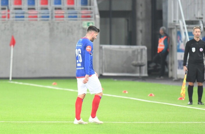 Med sitt andre gule kort i det 74. minutt måtte Aron Dønnum forlate banen. Foto: Christian Boger Med sitt andre gule kort i det 74. minutt måtte Aron Dønnum forlate banen. Foto: Christian Boger