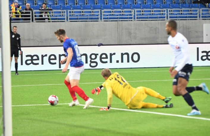 Matthías Vilhjálmsson runder Stabæk-keeper Marcus Sandberg, men linjedommer (til v.) står med flagget oppe og markerer for offside. Foto: Christian Boger Matthías Vilhjálmsson runder Stabæk-keeper Marcus Sandberg, men linjedommer (til v.) står med flagget oppe og markerer for offside. Foto: Christian Boger