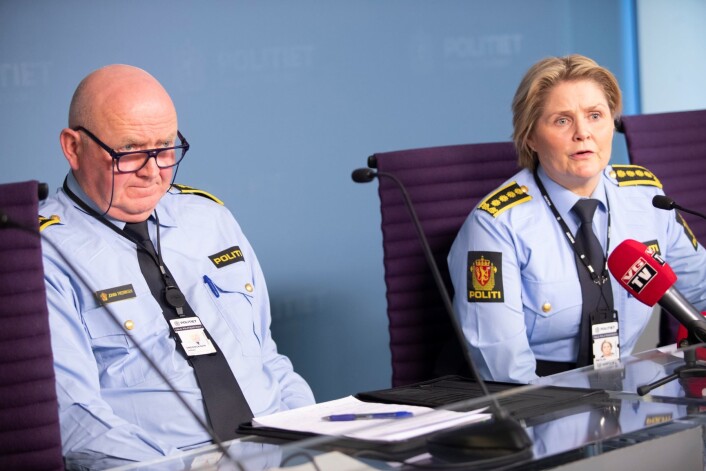 Oslo-politiets Johan Fredriksen og Grete Lien Metlid på tirsdagens pressekonferanse etter ambulansekapring i Oslo. Foto: Terje Bendiksby / NTB scanpix Oslo-politiets Johan Fredriksen og Grete Lien Metlid på tirsdagens pressekonferanse etter ambulansekapring i Oslo. Foto: Terje Bendiksby / NTB scanpix