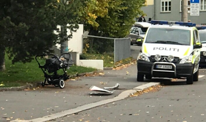 I den ville ferden over Torshov og Sandaker kjørte den kaprede ambulansen ned en barnevogn. De to åtte måneder gamle barna ble fraktet til sykehus, men skal ikke være alvorlig skadd. Foto: MIkkel Bay Vold I den ville ferden over Torshov og Sandaker kjørte den kaprede ambulansen ned en barnevogn. De to åtte måneder gamle barna ble fraktet til sykehus, men skal ikke være alvorlig skadd. Foto: MIkkel Bay Vold