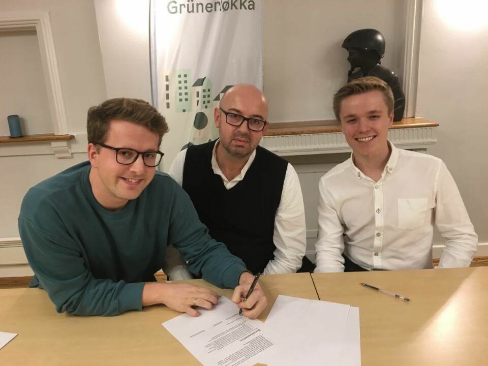 MDG, SV og AP signerer den koalisjonsavtalen for bydel Grünerløkka. Fra venstre: Geir Storli Jensen (MDG), Arild Sverstad Haug (SV) og Vemund Rundberget (AP). Foto: Vegard Velle