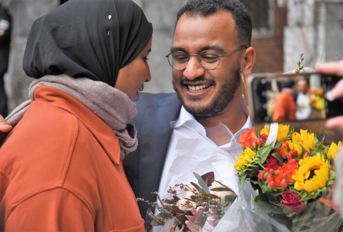 SVs Omar Samy Gamal (27) blir ny byråd for arbeid-, sosial og mangfold. Her gratuleres han av partifelle Marian Hussein etter utnevnelsen. Foto: Christian Boger SVs Omar Samy Gamal (27) blir ny byråd for arbeid-, sosial og mangfold. Her gratuleres han av partifelle Marian Hussein etter utnevnelsen. Foto: Christian Boger