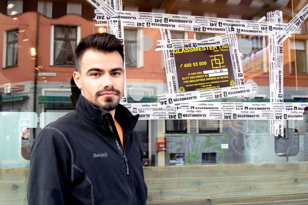 Ricardo Calvar, assisterende butikksjef på bakeriet Backstube på Torshov, ved det som kan være et kulehull etter at politiet forsøkte å stanse ambulansekapreren. Foto: Anders R. Christensen / NTB scanpix Ricardo Calvar, assisterende butikksjef på bakeriet Backstube på Torshov, ved det som kan være et kulehull etter at politiet forsøkte å stanse ambulansekapreren. Foto: Anders R. Christensen / NTB scanpix