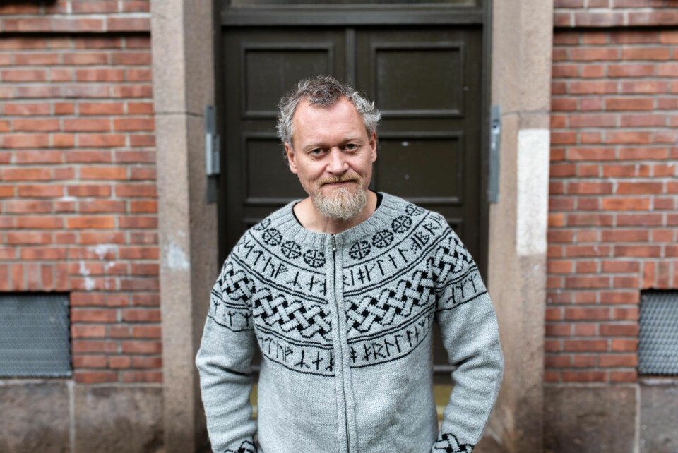 Jørn Andreassen utenfor sin kommunale bolig på Sagene. Foto: Stig Jensen