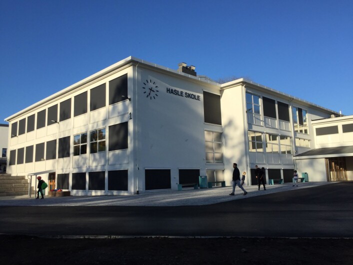 Hasle skole så hvit og ny ut ved skolestart. Men nå er store deler av skolen stengt på grunn av vannlekkasje, mens banen ikke kan brukes. Foto: Armand Hauk Velle Hasle skole så hvit og ny ut ved skolestart. Men nå er store deler av skolen stengt på grunn av vannlekkasje, mens banen ikke kan brukes. Foto: Armand Hauk Velle