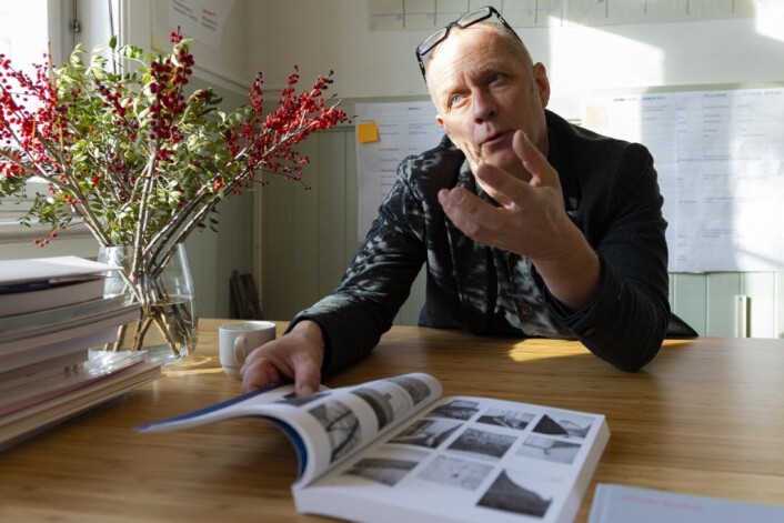 Kurator for Oslobiennalen, Gunnar Eeg-Tverbakk snakket engasjert om biennalens mange prosjekter. Foto: Morten Lauveng Jørgensen Kurator for Oslobiennalen, Gunnar Eeg-Tverbakk snakket engasjert om biennalens mange prosjekter. Foto: Morten Lauveng Jørgensen
