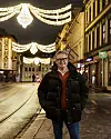 Jon Annar Berntsen, daglig leder i Majorstuen & Bogstadveien Næringsforening. Her med den ikoniske julebelysningen i Bogstadveien