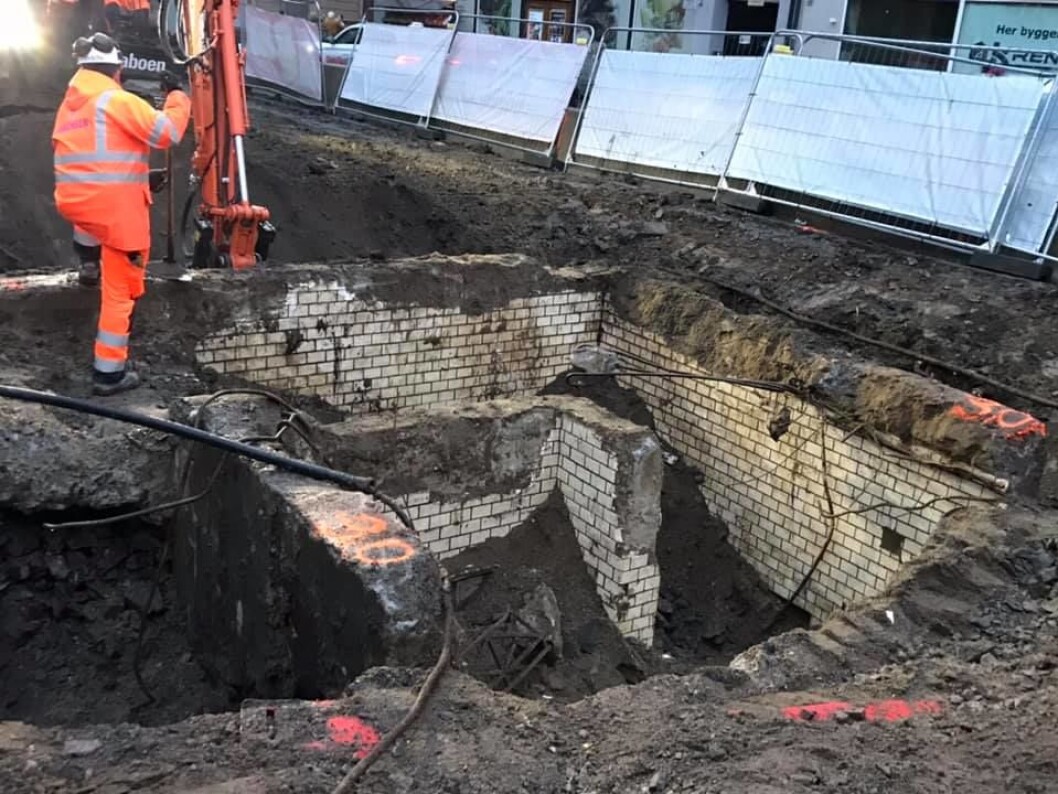 Det var da nye trikkeskinner skulle legges i Thorvald Meyers gate at det gamle pissoaret dukket opp igjen. Foto: Tone Dalen Det var da nye trikkeskinner skulle legges i Thorvald Meyers gate at det gamle pissoaret dukket opp igjen. Foto: Tone Dalen