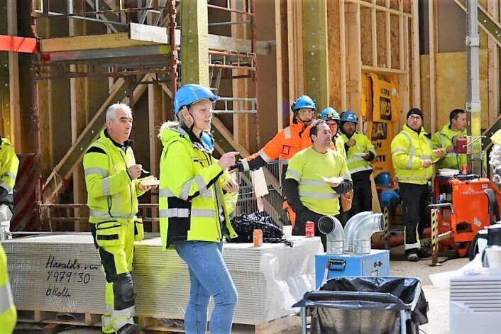 Prosjektleder Pia Sylvie Berg i Undervisningsbygg, i spissen for bygningsarbeiderne, feirer at taket på Hasle skole er tett. Foto: B. Nylund Prosjektleder Pia Sylvie Berg i Undervisningsbygg, i spissen for bygningsarbeiderne, feirer at taket på Hasle skole er tett. Foto: B. Nylund