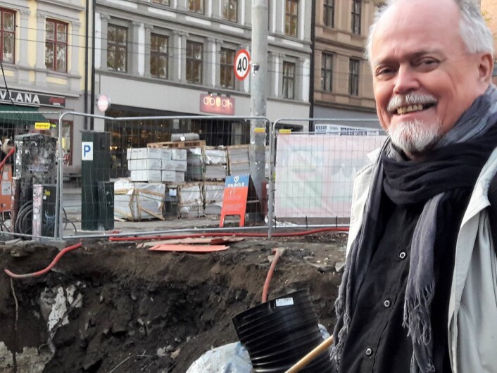 Frank Johnsen er vokst opp på Grünerløkka, og bor ennå rett ved Birkelunden. �Jeg kan ikke huske at toalettet her var så stort, sier han og ser ned i ruinene etter det berømte og beryktede toalettet i Birkelunden. Foto: Anders Høilund Frank Johnsen er vokst opp på Grünerløkka, og bor ennå rett ved Birkelunden. �Jeg kan ikke huske at toalettet her var så stort, sier han og ser ned i ruinene etter det berømte og beryktede toalettet i Birkelunden. Foto: Anders Høilund
