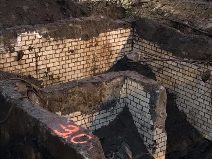 Som gamle ruiner etter et palass sto veggene etter pissoaret i Birkelunden gravet ned i 40 år. Foto: Tone Dalen Som gamle ruiner etter et palass sto veggene etter pissoaret i Birkelunden gravet ned i 40 år. Foto: Tone Dalen