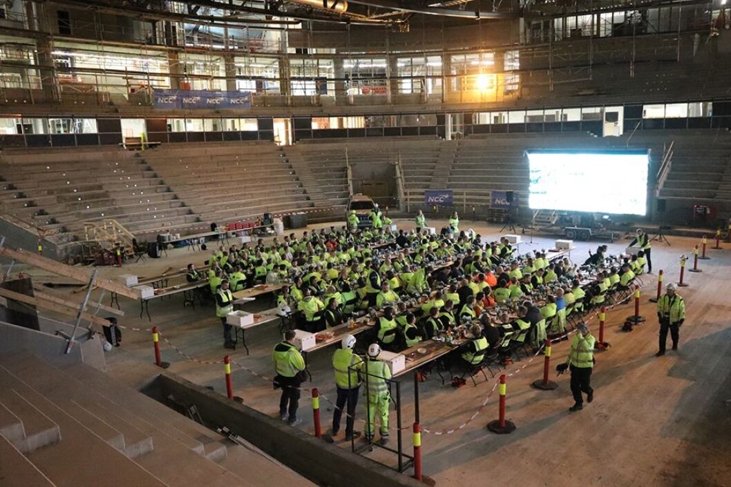 Betonggulvet i hallen er ferdig støpt. Tribunen ferdig montert. Og nærmere jul begynner arbeidet med isflaten. Foto: Kultur- og idrettsbygg Betonggulvet i hallen er ferdig støpt. Tribunen ferdig montert. Og nærmere jul begynner arbeidet med isflaten. Foto: Kultur- og idrettsbygg