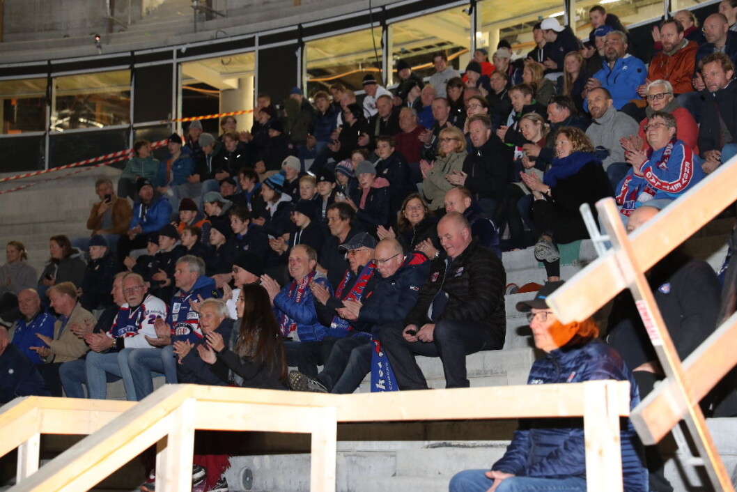 Snaue 200 supportere og spillere fikk være med på den første hockey-visningen i nye Jordal Amfi. Foto: Atle Enersen Snaue 200 supportere og spillere fikk være med på den første hockey-visningen i nye Jordal Amfi. Foto: Atle Enersen