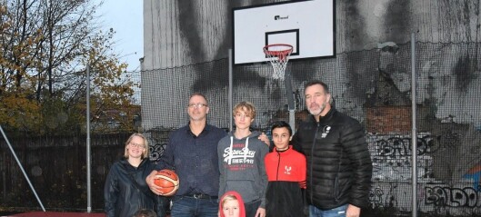 Jordal skole har fått ny basketbane. – En skikkelig «slam dunk», mener ungdommene i området