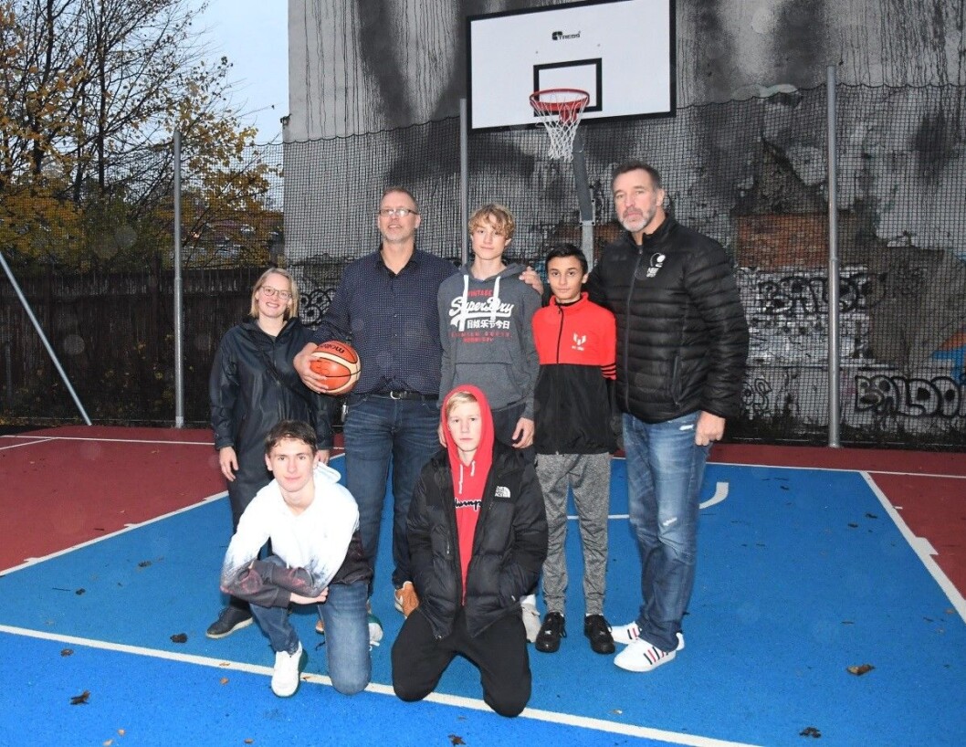 Den nye basketballbanen er et kjærkommen tilskudd til nærmiljøet. Fra venstre: leder for driftsstyret ved Jordal skole, Thea V. Pope, Jesper Schjerven (15), rektor Halvor Holm, Birk Nossen (15), Jakob Vikesund Jensen (14), Wasil Buhmide (15) og tidligere basketstjerne Mark DiGiacomo. Foto: Christian Boger Den nye basketballbanen er et kjærkommen tilskudd til nærmiljøet. Fra venstre: leder for driftsstyret ved Jordal skole, Thea V. Pope, Jesper Schjerven (15), rektor Halvor Holm, Birk Nossen (15), Jakob Vikesund Jensen (14), Wasil Buhmide (15) og tidligere basketstjerne Mark DiGiacomo. Foto: Christian Boger