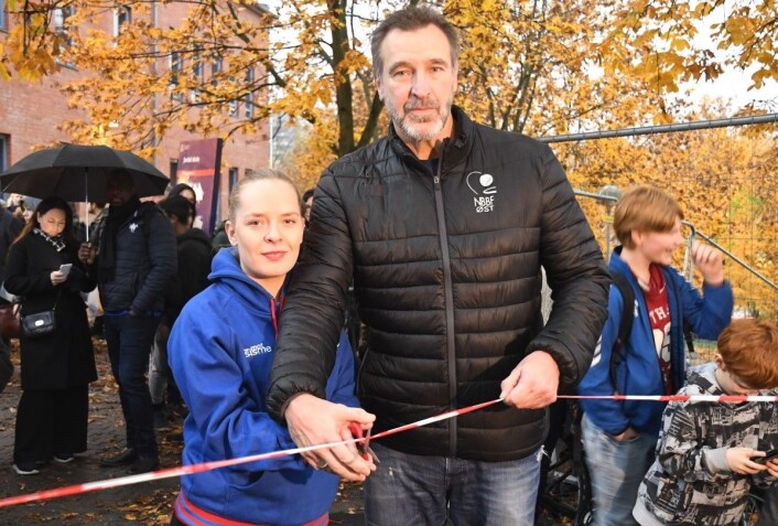 Leder i Vålerenga basket, Silje Gravaas, og tidligere basketstjerne Mark DiGiacoimi fikk æren av å stå for åpningen av den rehabiliterte basketbanen. Foto: Christian Boger Leder i Vålerenga basket, Silje Gravaas, og tidligere basketstjerne Mark DiGiacoimi fikk æren av å stå for åpningen av den rehabiliterte basketbanen. Foto: Christian Boger